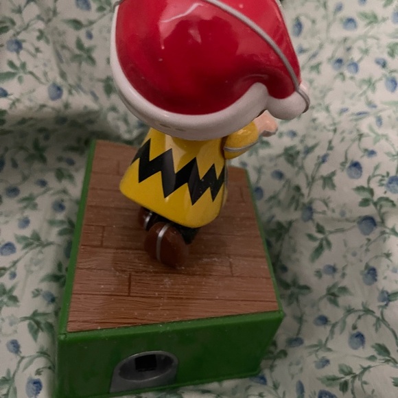 Hallmark Charlie Brown Holiday Decor with 2017 Music & Motion figure - Picture 3 of 5